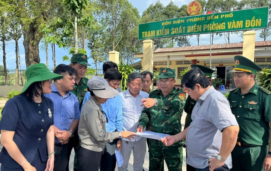 Đoàn công tác BĐBP tỉnh Tây Ninh phối hợp các đơn vị chức năng liên quan khảo sát xác định phạm vi khu vực cửa khẩu