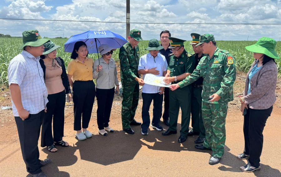 Đo&agrave;n c&ocirc;ng t&aacute;c khảo s&aacute;t x&aacute;c định phạm vi khu vực cửa khẩu tại Cửa khẩu Ch&agrave;ng Riệc