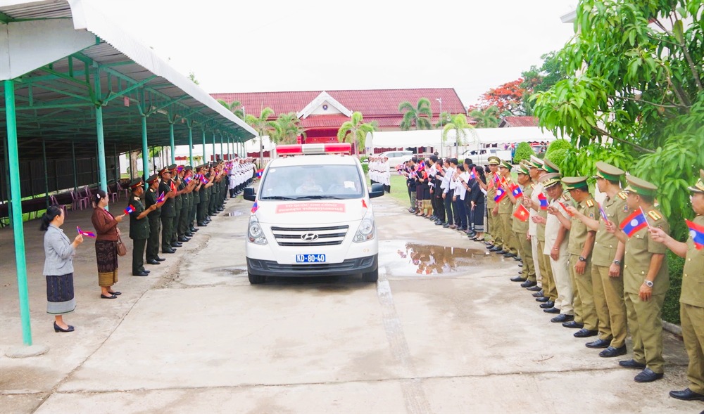 Xe đ&oacute;n c&aacute;c liệt sĩ từ L&agrave;o về nước