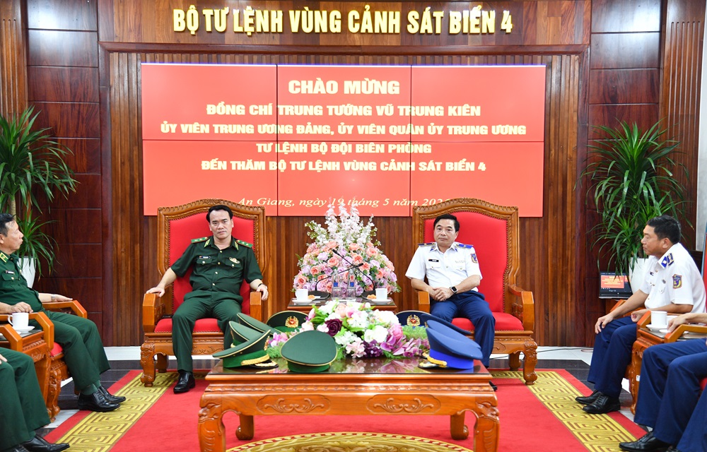 Trung tướng Vũ Trung Ki&ecirc;n - Ủy vi&ecirc;n Trung ương Đảng, Ủy vi&ecirc;n Qu&acirc;n ủy Trung ương, Tư lệnh Bộ đội Bi&ecirc;n ph&ograve;ng v&agrave; Thiếu tướng Đ&agrave;o B&aacute; Việt - Tư lệnh V&ugrave;ng Cảnh s&aacute;t biển 4 tại buổi thăm, l&agrave;m việc