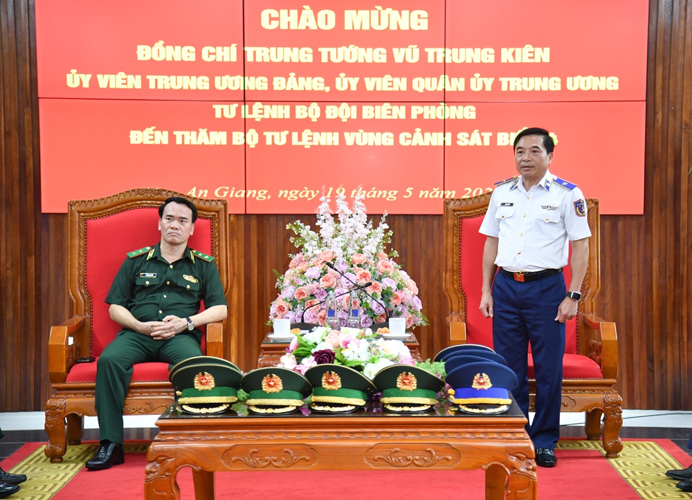 Thiếu tướng Đ&agrave;o B&aacute; Việt - Tư lệnh V&ugrave;ng Cảnh s&aacute;t biển 4 ph&aacute;t biểu tại buổi thăm, l&agrave;m việc.