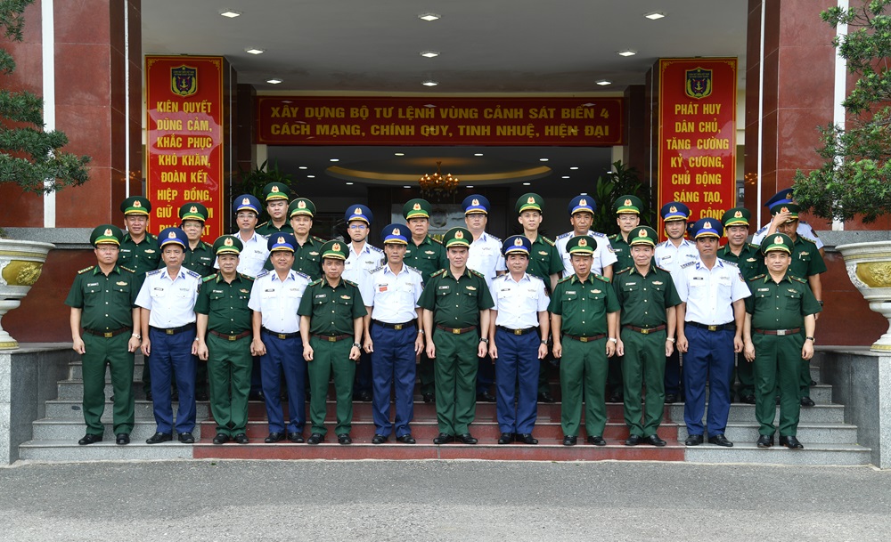 Đo&agrave;n c&ocirc;ng t&aacute;c Bộ đội bi&ecirc;n ph&ograve;ng chụp ảnh lưu niệm với Bộ Tư lệnh V&ugrave;ng Cảnh s&aacute;t biển 4