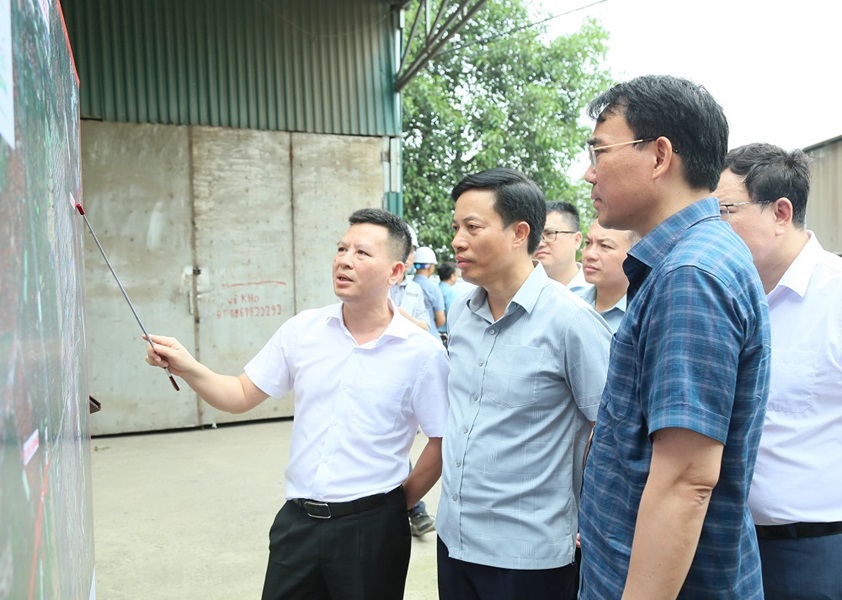 Ph&oacute; Chủ tịch UBND tỉnh Lại Văn Ho&agrave;n nghe b&aacute;o c&aacute;o tiến độ triển khai dự &aacute;n x&acirc;y dựng đường V&agrave;nh đai 3,5 (đoạn từ ĐT.378 đến QL.5).