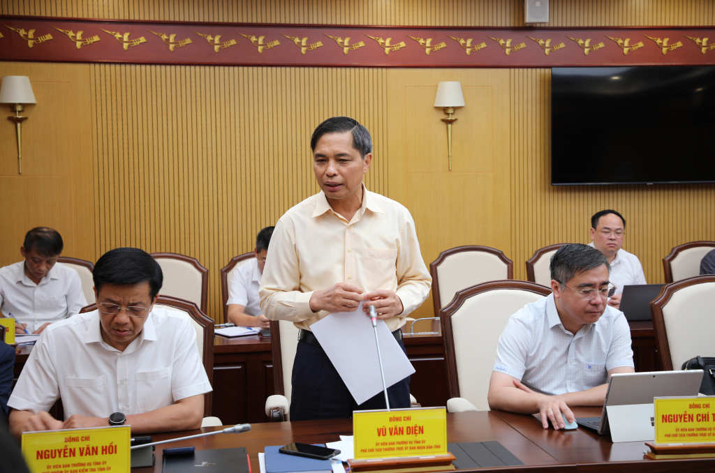 Ông Vũ Văn Diện, Phó Chủ tịch Thường trực UBND tỉnh Quảng Ninh, phát biểu tại hội nghị Ông Vũ Văn Diện, Phó Chủ tịch Thường trực UBND tỉnh Quảng Ninh, phát biểu tại hội nghị