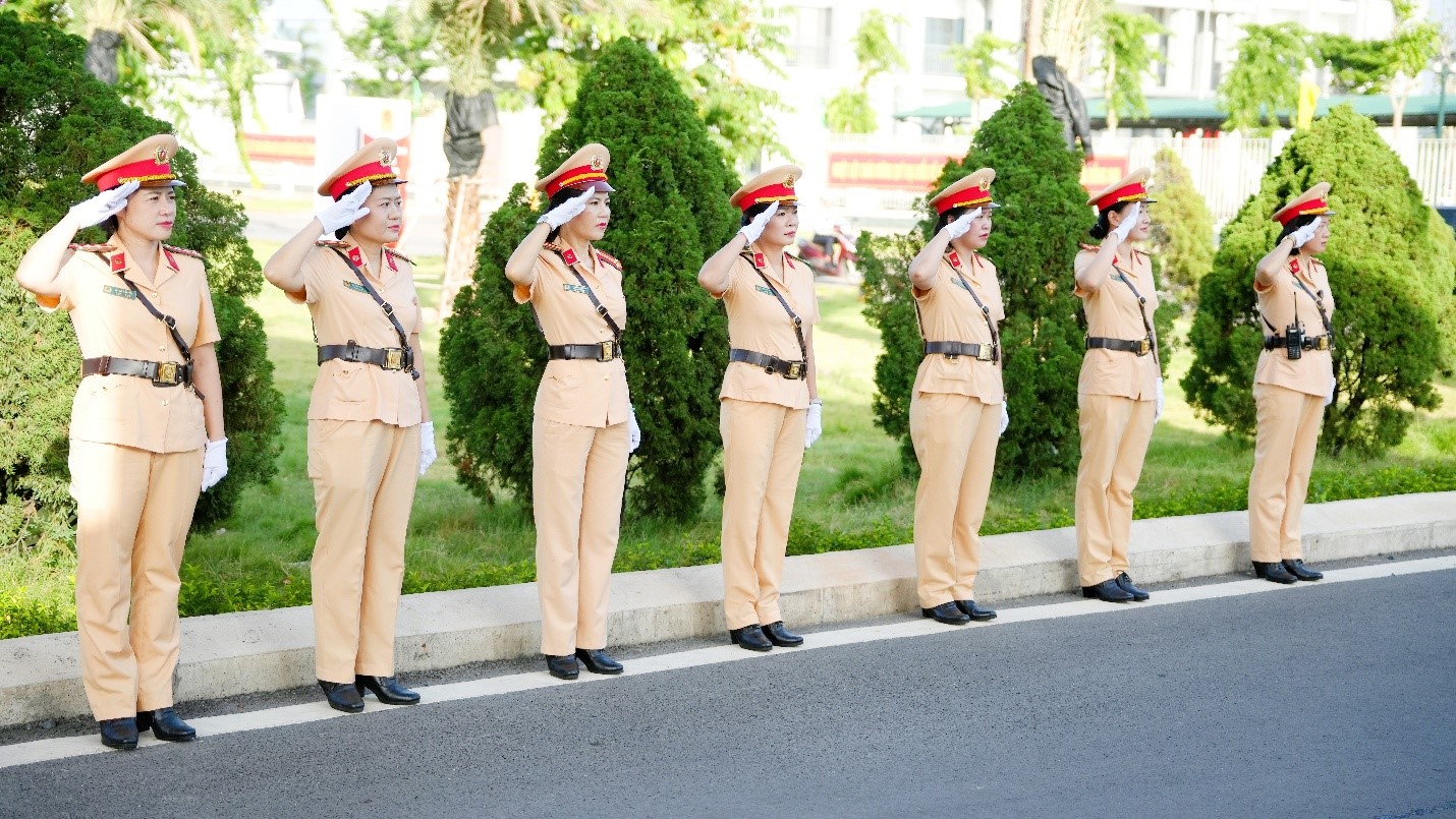 Những “bóng hồng” CSGT thực hiện nghi thức chào đón các đoàn Đại biểu Những “bóng hồng” CSGT thực hiện nghi thức chào đón các đoàn Đại biểu