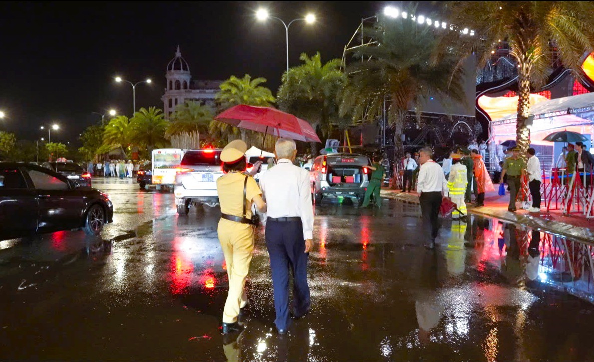 Hỗ trợ, che ô cho các đại biểu lớn tuổi đến dự buổi lễ Hỗ trợ, che ô cho các đại biểu lớn tuổi đến dự buổi lễ
