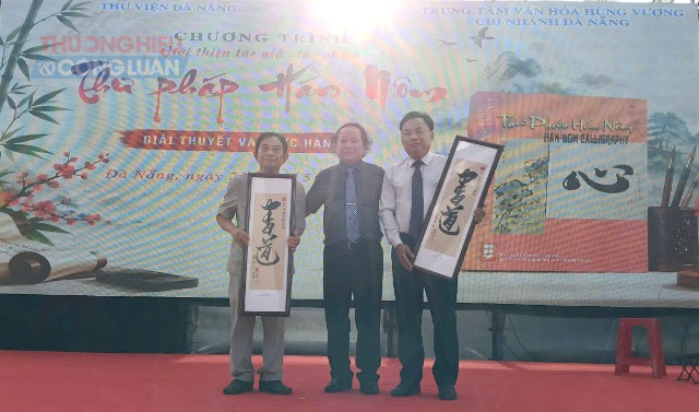 Tác giả Huỳnh Dõng tặng thư pháp cho đại diện lãnh đạo Thư viện Đà Nẵng và Trung tâm Nghiên cứu và Phát triển Văn hóa Hùng Vương Việt Nam - Chi nhánh Đà Nẵng Tác giả Huỳnh Dõng tặng thư pháp cho đại diện lãnh đạo Thư viện Đà Nẵng và Trung tâm Nghiên cứu và Phát triển Văn hóa Hùng Vương Việt Nam - Chi nhánh Đà Nẵng