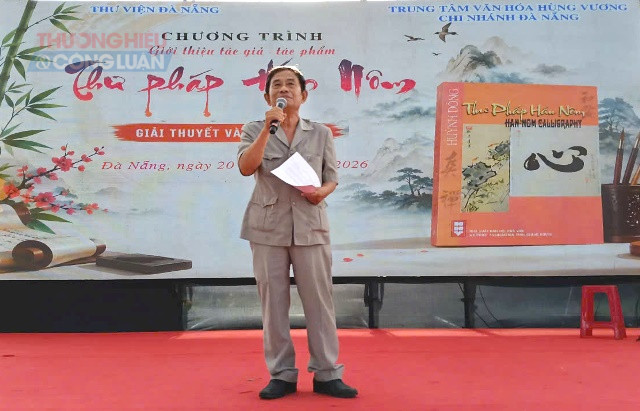 Đại tá, nhà báo, nhà thơ Lê Anh Dũng - Phó Giám đốc Trung tâm Nghiên cứu và Phát triển Văn hóa Hùng Vương Việt Nam kiêm Giám đốc Trung tâm Nghiên cứu và Phát triển Văn hóa Hùng Vương chi nhánh Đà Nẵng phát biểu tại chương trình. Đại tá, nhà báo, nhà thơ Lê Anh Dũng - Phó Giám đốc Trung tâm Nghiên cứu và Phát triển Văn hóa Hùng Vương Việt Nam kiêm Giám đốc Trung tâm Nghiên cứu và Phát triển Văn hóa Hùng Vương chi nhánh Đà Nẵng phát biểu tại chương trình.