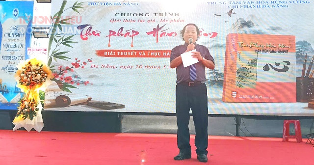 Tác giả Huỳnh Dõng giới thiệu tác phẩm “Thư pháp Hán Nôm - Giải thuyết và thực hành” Tác giả Huỳnh Dõng giới thiệu tác phẩm “Thư pháp Hán Nôm - Giải thuyết và thực hành”
