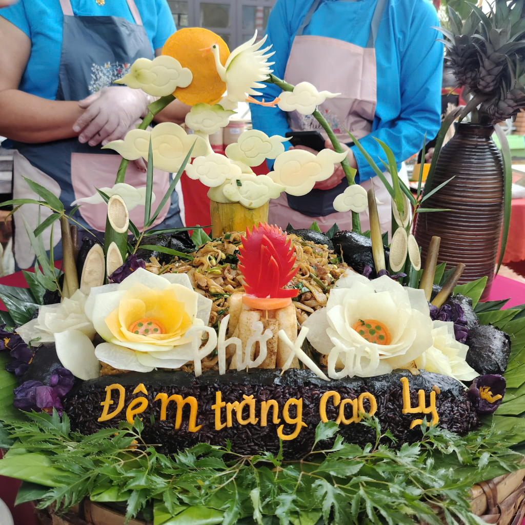 Món phở xào đặc trưng được trang trí kỳ công, độc đáo và bắt mắt Món phở xào đặc trưng được trang trí kỳ công, độc đáo và bắt mắt