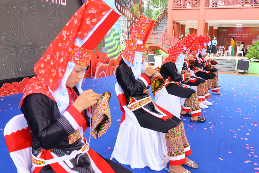 Thi thêu họa tiết trên trang phục dân tộc Dao Thanh Phán Thi thêu họa tiết trên trang phục dân tộc Dao Thanh Phán