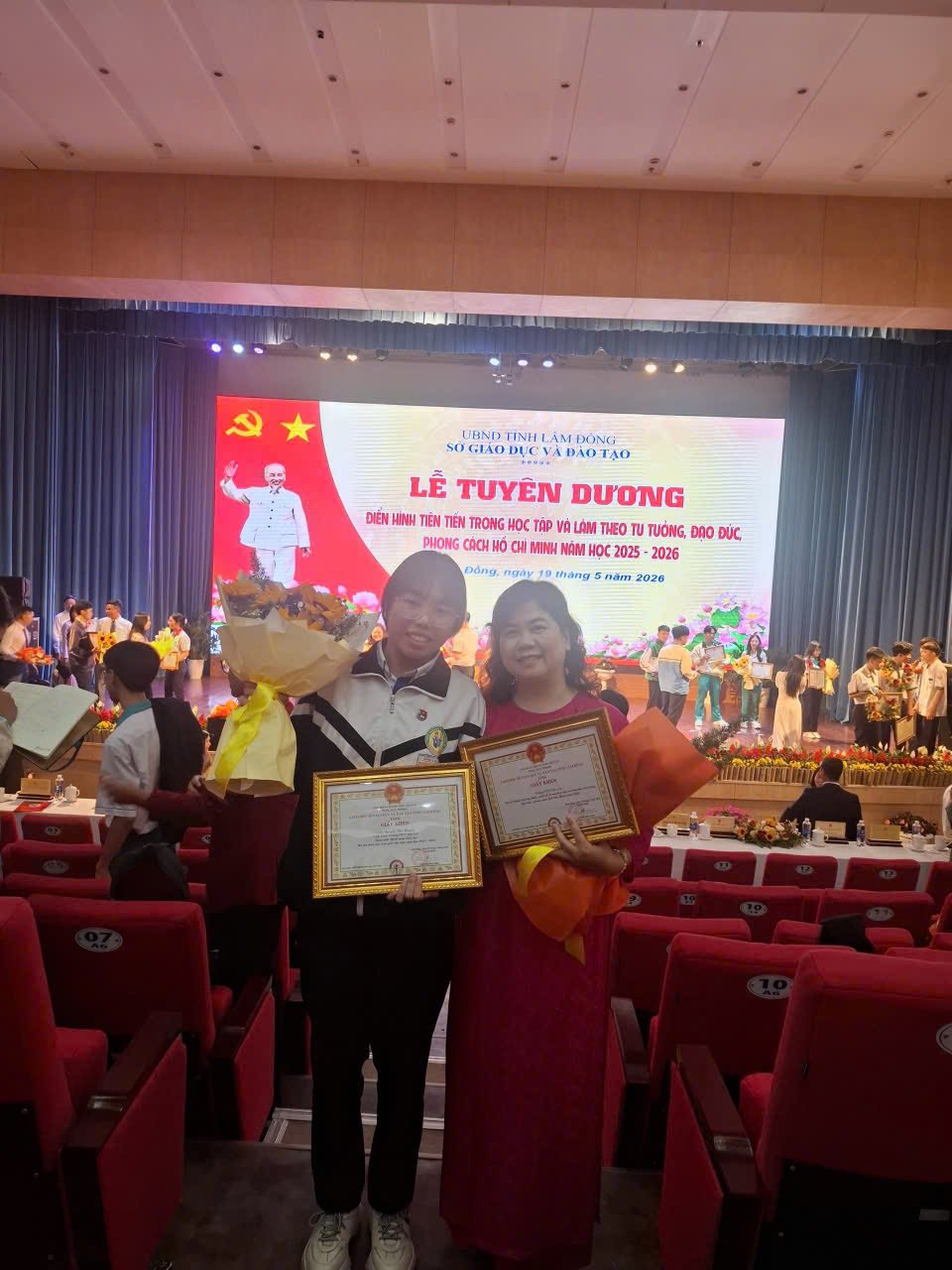 Thành tích này tiếp tục khẳng định chất lượng giáo dục mũi nhọn, sự tận tâm của đội ngũ giáo viên và tinh thần nỗ lực không ngừng của học sinh nhà trường. Thành tích này tiếp tục khẳng định chất lượng giáo dục mũi nhọn, sự tận tâm của đội ngũ giáo viên và tinh thần nỗ lực không ngừng của học sinh nhà trường.