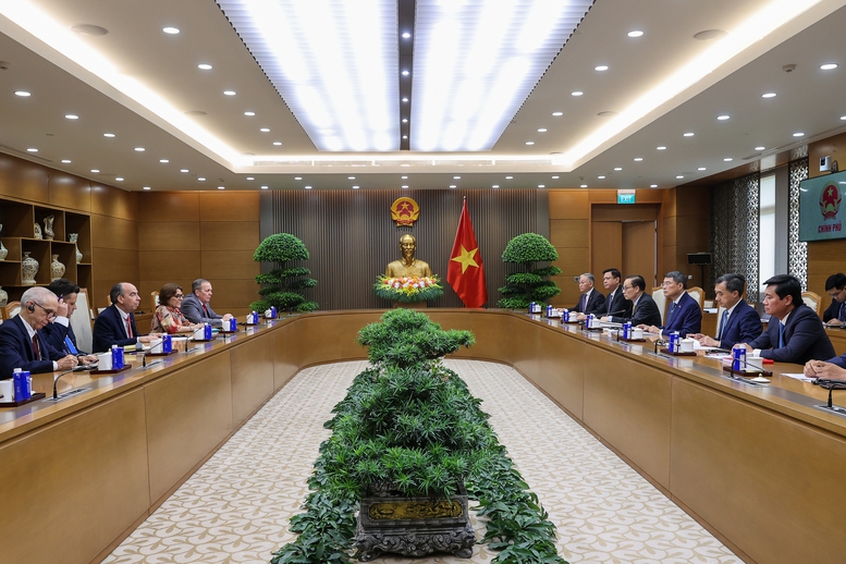 Thủ tướng L&ecirc; Minh Hưng đề nghị hai b&ecirc;n phối hợp chặt chẽ triển khai c&aacute;c thỏa thuận đ&atilde; được l&atilde;nh đạo cấp cao hai nước thống nhất; th&uacute;c đẩy trao đổi đo&agrave;n c&aacute;c cấp v&agrave; hợp t&aacute;c bền vững - Ảnh: VGP/Nhật Bắc