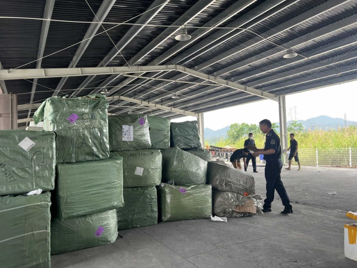 L&ocirc; h&agrave;ng giả mạo nh&atilde;n hiệu, xuất xứ được lực lượng Hải quan Khu vực VI ph&aacute;t hiện, kiểm tra.