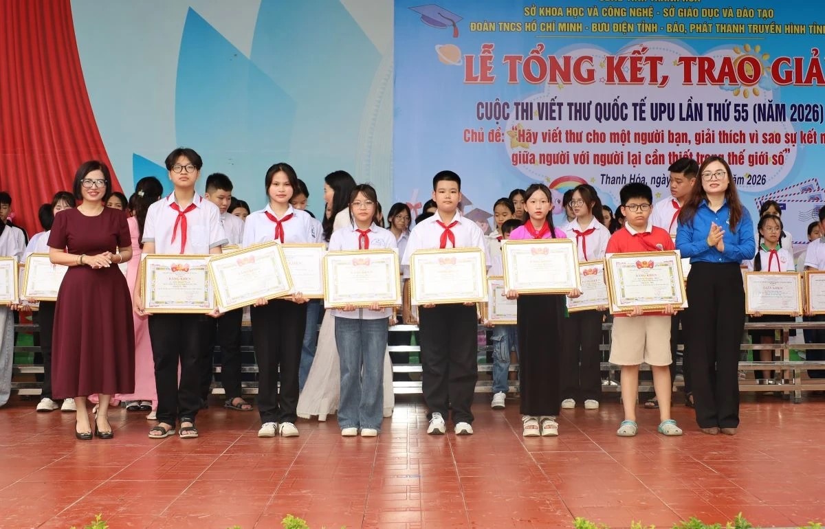 Ban Tổ chức trao giải Nhì cấp tỉnh cho các học sinh. Ban Tổ chức trao giải Nhì cấp tỉnh cho các học sinh.