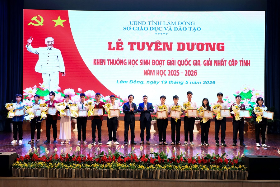 Lãnh đạo Sở Giáo dục và Đào tạo tặng giấy khen cho các học sinh đoạt giải Nhất tại Kỳ thi học sinh giỏi cấp tỉnh năm học 2025 - 2026 Lãnh đạo Sở Giáo dục và Đào tạo tặng giấy khen cho các học sinh đoạt giải Nhất tại Kỳ thi học sinh giỏi cấp tỉnh năm học 2025 - 2026