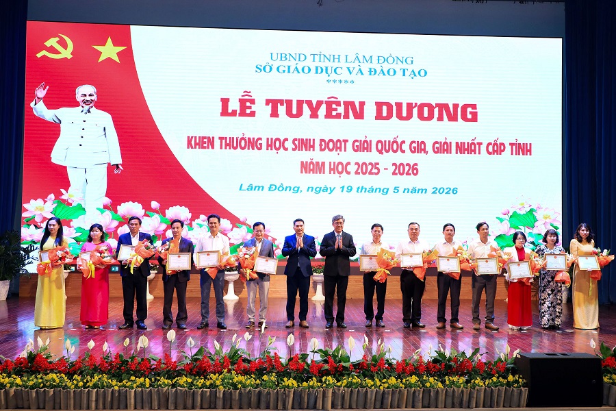Một ngày “bùng nổ” của THPT Bảo Lộc tại lễ tuyên dương