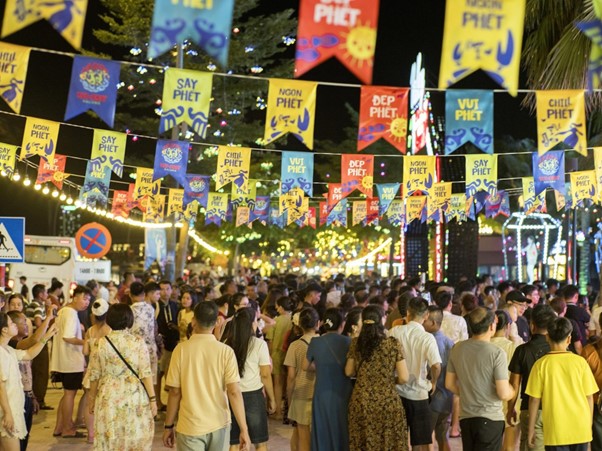 Kh&ocirc;ng kh&iacute; n&aacute;o nhiệt v&agrave; sầm uất tại chợ đ&ecirc;m VUI-Fest Hạ Long. Ảnh: &Aacute;nh Dương