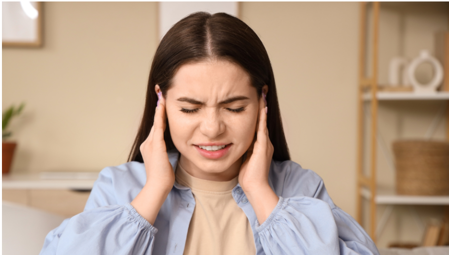 Ù tai kéo dài dễ ảnh hưởng tới thính lực gây tình trạng nghe kém, điếc tai Ù tai kéo dài dễ ảnh hưởng tới thính lực gây tình trạng nghe kém, điếc tai