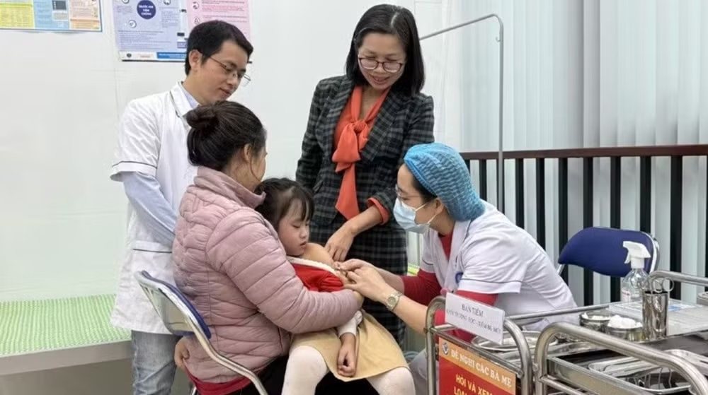Y, b&aacute;c sĩ Trạm Y tế phường Nghĩa Đ&ocirc; ti&ecirc;m vaccine cho trẻ tr&ecirc;n địa b&agrave;n để ph&ograve;ng c&aacute;c bệnh truyền nhiễm.