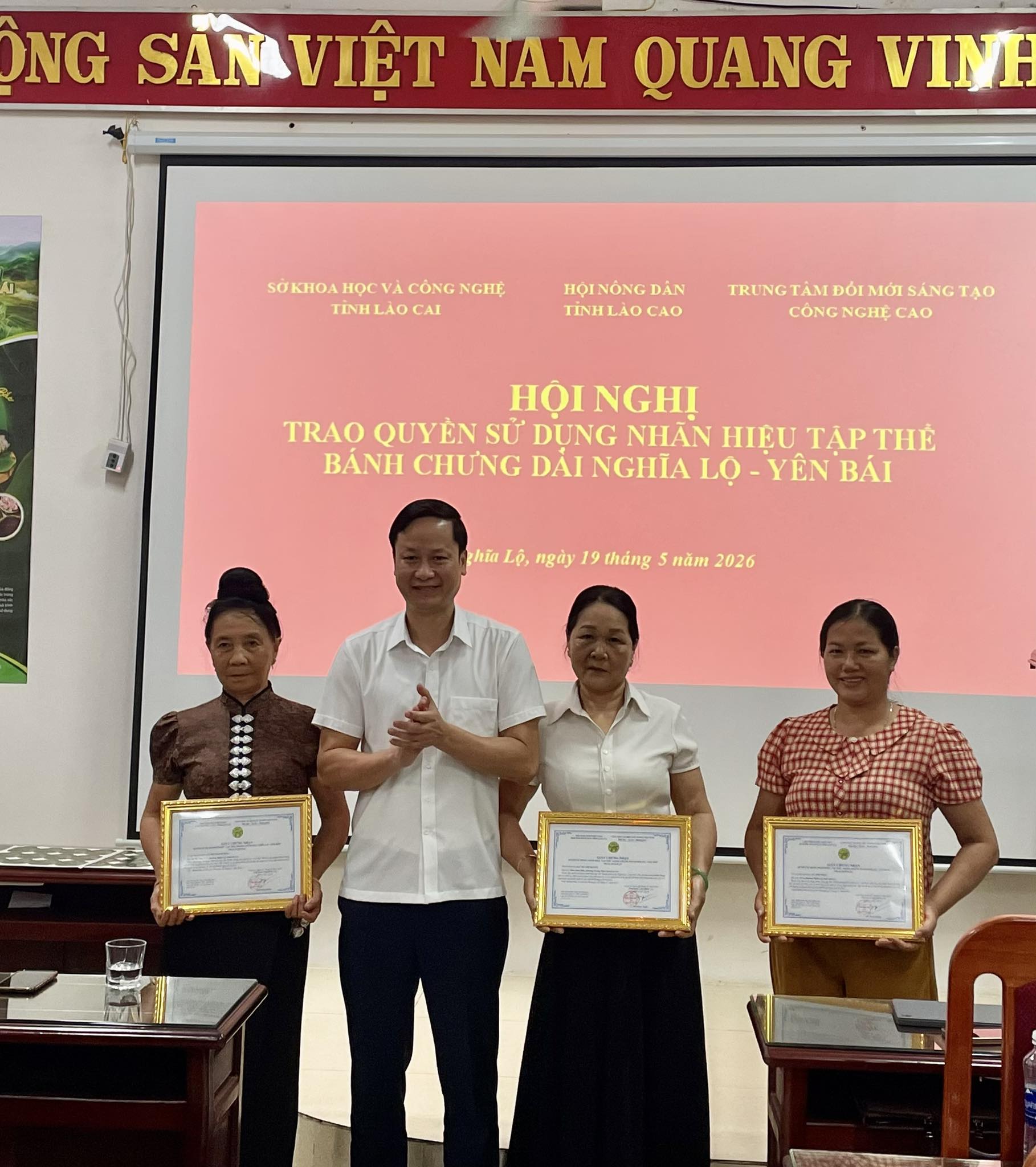 &ldquo;B&aacute;nh chưng d&agrave;i Nghĩa Lộ - Y&ecirc;n B&aacute;i&rdquo; được trao quyền sử dụng nh&atilde;n hiệu tập thể