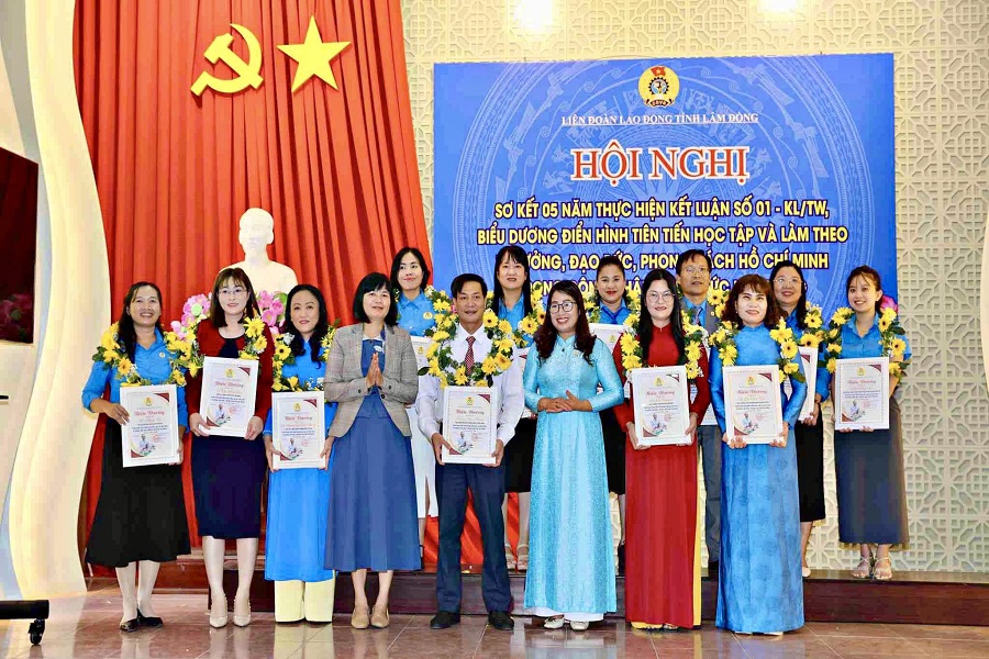Diệp Sương Đào (đứng ngoài cùng bên phải) chụp hình lưu niệm với các gương mặt tiêu biểu trong phong trào thi đua học tập và làm theo Bác của tổ chức công đoàn tỉnh Lâm Đồng. Diệp Sương Đào (đứng ngoài cùng bên phải) chụp hình lưu niệm với các gương mặt tiêu biểu trong phong trào thi đua học tập và làm theo Bác của tổ chức công đoàn tỉnh Lâm Đồng.