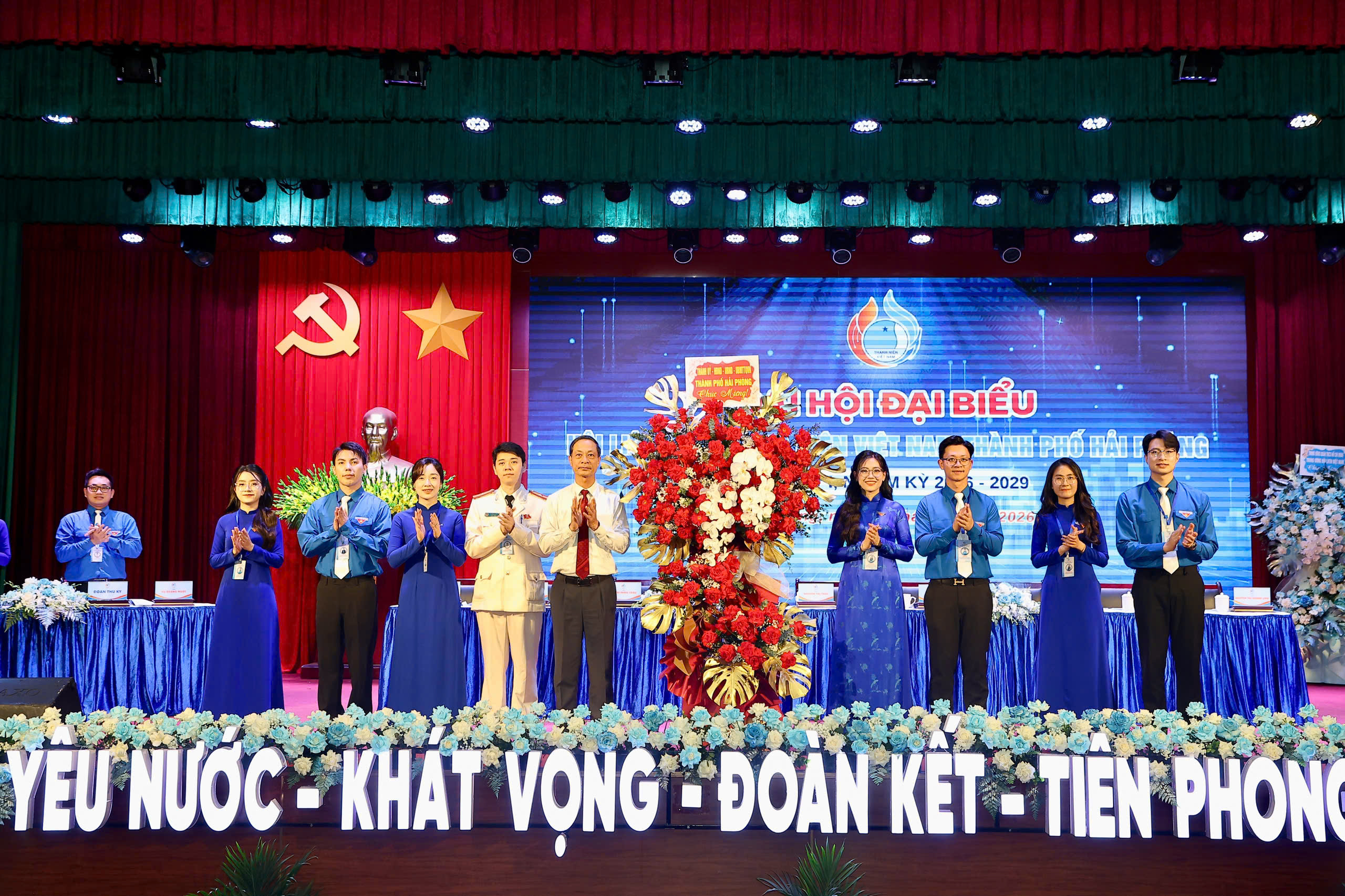 Ph&oacute; B&iacute; thư Thường trực Th&agrave;nh ủy Đỗ Mạnh Hiến tặng hoa ch&uacute;c mừng Đại hội.