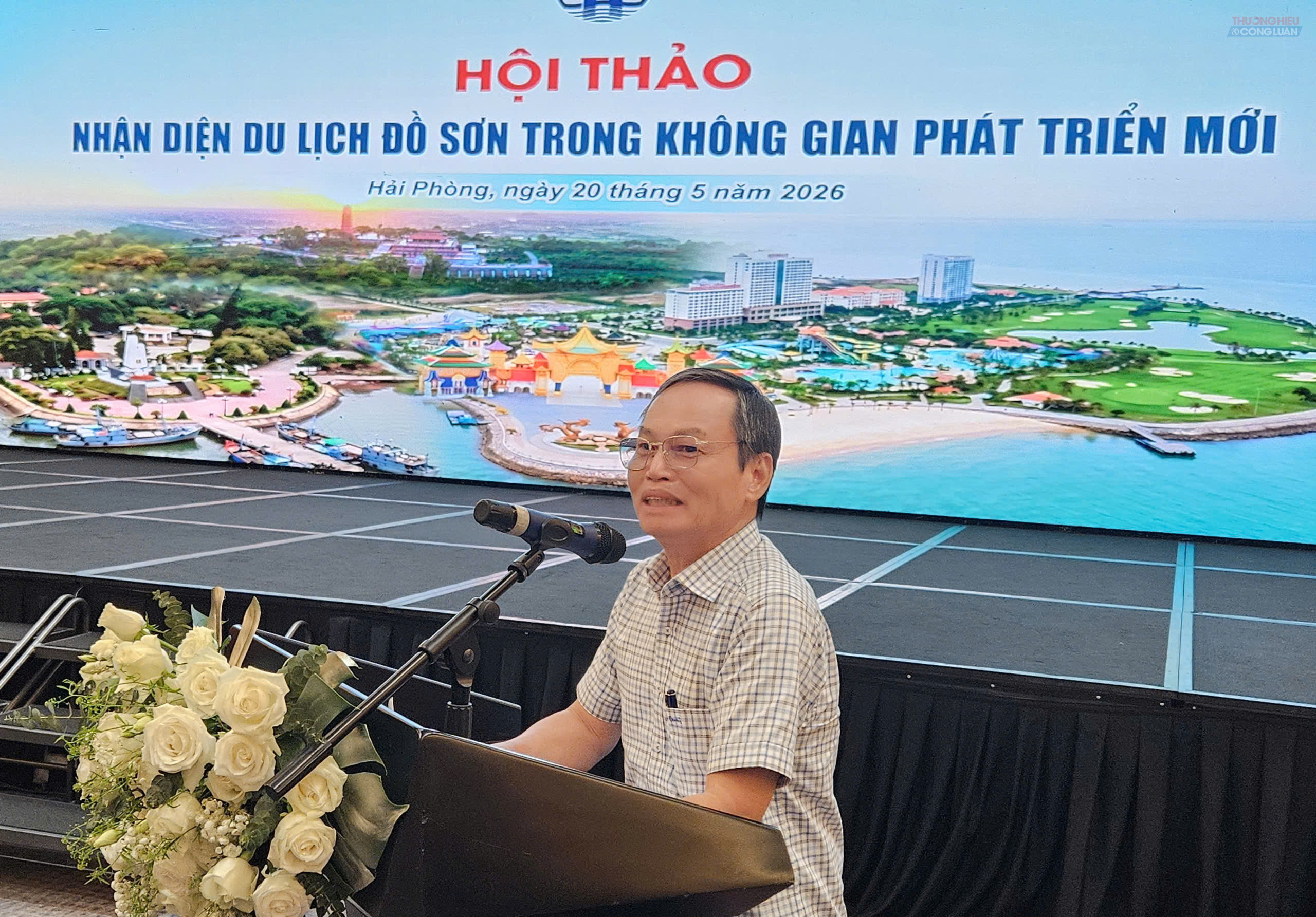 Tiến sĩ Dương Đức H&ugrave;ng tr&igrave;nh b&agrave;y tham luận: &ldquo;Nhận diện du lịch Đồ Sơn tr&ecirc;n bản đồ du lịch quốc gia v&agrave; quốc tế - Giải ph&aacute;p đưa Đồ Sơn trở th&agrave;nh khu du lịch 4 m&ugrave;a&rdquo; tại hội thảo.