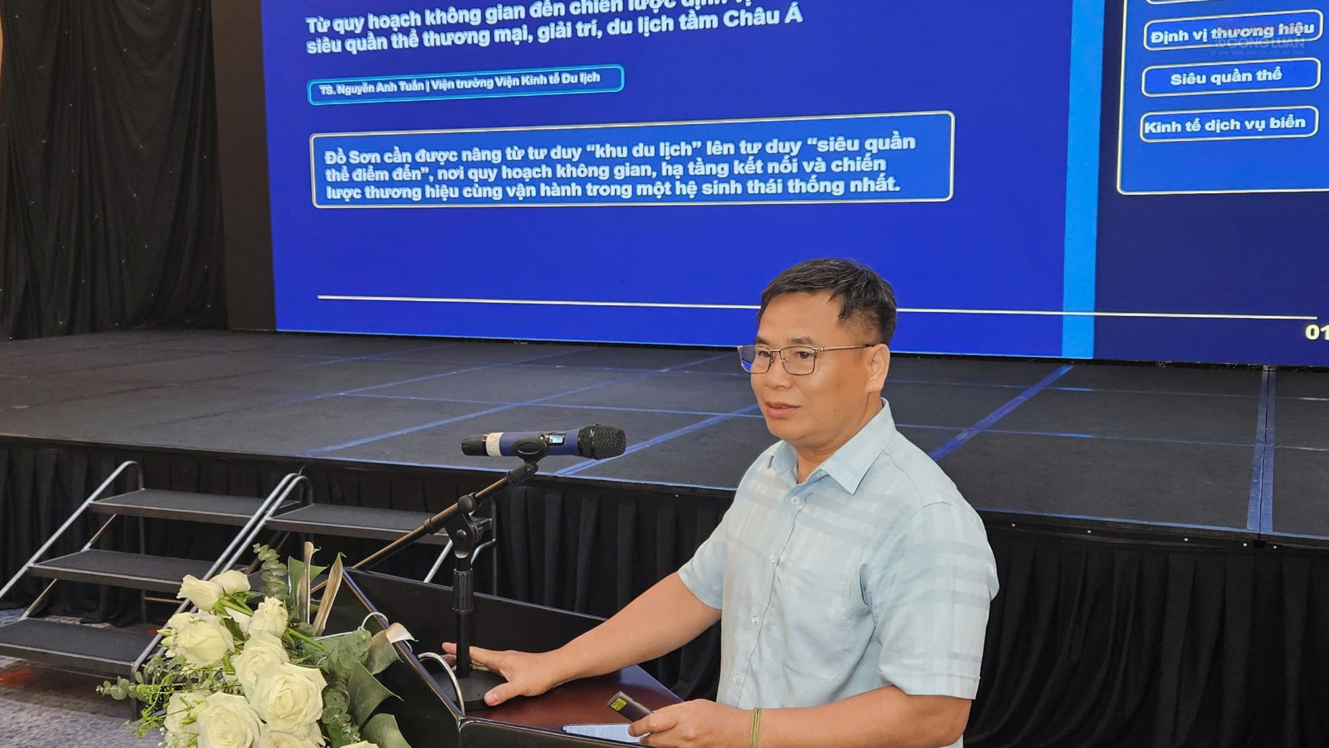 TS. Nguyễn Anh Tuấn - Viện trưởng Viện Kinh tế Du lịch l&ecirc;n tr&igrave;nh b&agrave;y tham luận:&ldquo;M&ocirc; h&igrave;nh &ldquo;Mega Hub&rdquo; Đồ Sơn: từ quy hoạch kh&ocirc;ng gian đến chiến lược định vị si&ecirc;u quần thể thương mại, giải tr&iacute;, du lịch tầm Ch&acirc;u &Aacute;&rdquo; tại hội thảo.