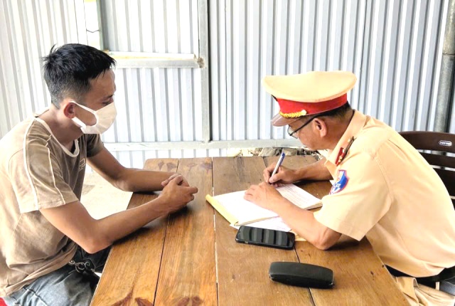 Lực lượng CSGT x&aacute;c minh l&aacute;i xe vi phạm v&agrave; lập bi&ecirc;n bản vi phạm h&agrave;nh ch&iacute;nh theo quy định.