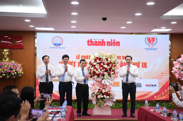 TS. Vũ Văn Tiến, Đại biểu Quốc hội khóa XVI, Ủy viên chuyên trách Ủy ban Văn hóa và Xã hội của Quốc hội trao lẵng hoa chúc mừng Ban tổ chức Cuộc thi viết "Vượt lên số phận" lần thứ IX TS. Vũ Văn Tiến, Đại biểu Quốc hội khóa XVI, Ủy viên chuyên trách Ủy ban Văn hóa và Xã hội của Quốc hội trao lẵng hoa chúc mừng Ban tổ chức Cuộc thi viết "Vượt lên số phận" lần thứ IX