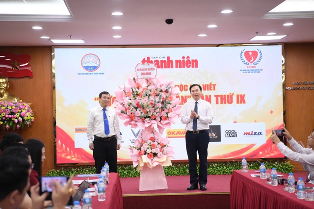 PGS.TS Lưu Văn Quảng, Ủy viên Ban thường vụ Đảng ủy, Phó giám đốc Học viện Báo chí và Tuyên truyền trao lẵng hoa chúc mừng cuộc thi viết "Vượt lên số phận" lần thứ IX PGS.TS Lưu Văn Quảng, Ủy viên Ban thường vụ Đảng ủy, Phó giám đốc Học viện Báo chí và Tuyên truyền trao lẵng hoa chúc mừng cuộc thi viết "Vượt lên số phận" lần thứ IX