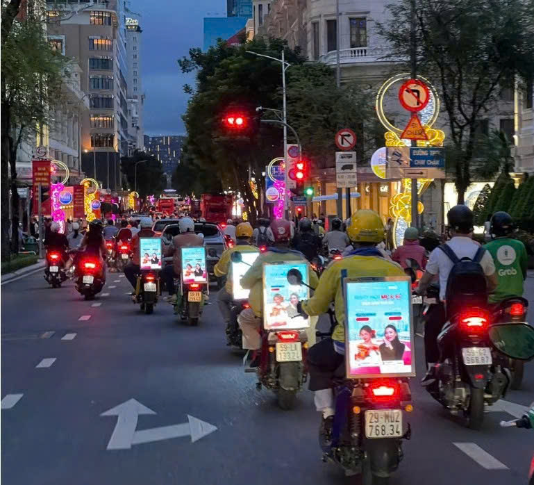 Hoạt động th&uacute;c đẩy thương mại điện tử theo chiều s&acirc;u cũng được quảng b&aacute; th&ocirc;ng qua m&agrave;n h&igrave;nh roadshow tr&ecirc;n đường phố
