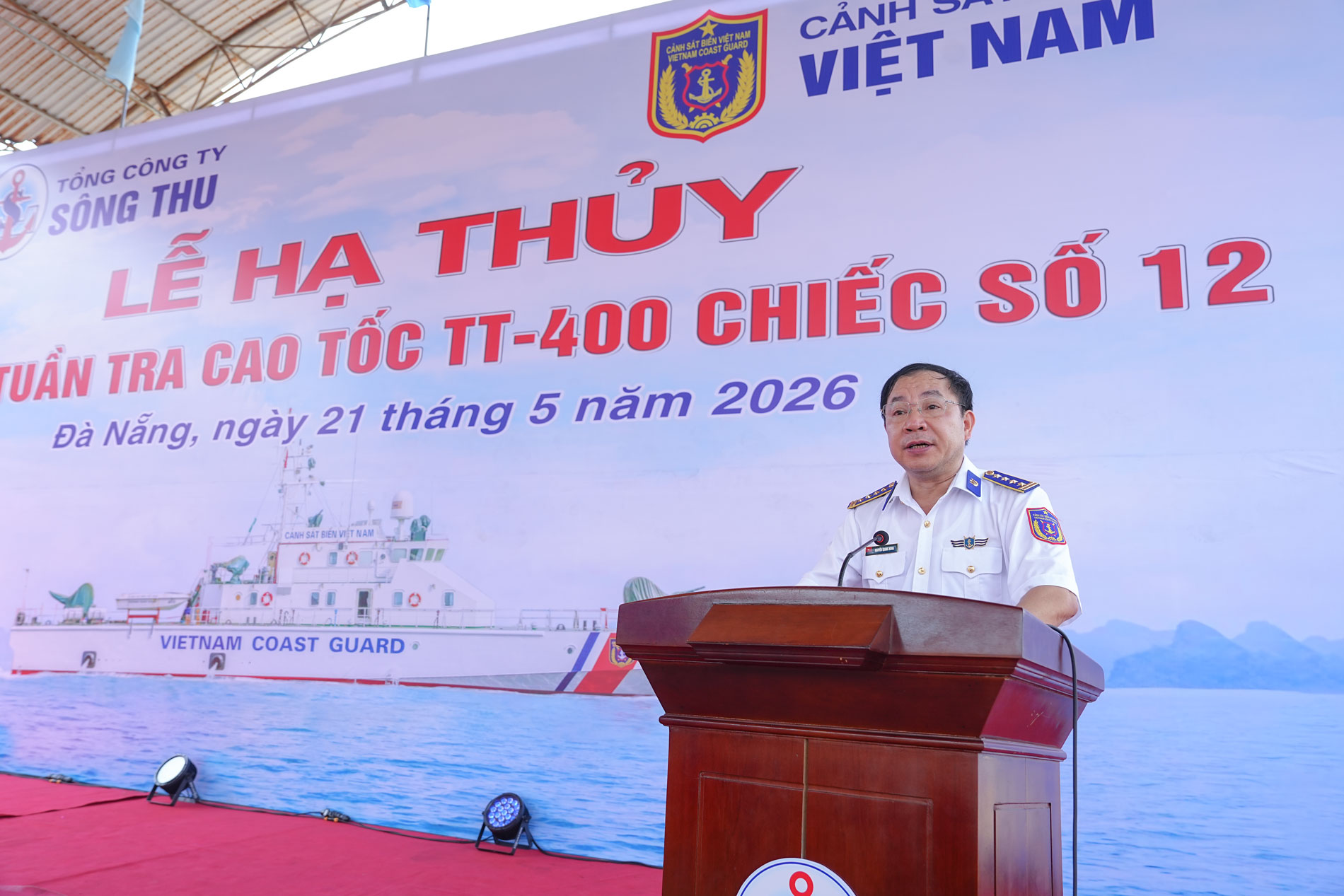 Đại tá Nguyễn Quang Hùng - Chủ nhiệm Hậu cần - Kỹ thuật Cảnh sát biển Việt Nam phát biểu tại lễ hạ thủy Đại tá Nguyễn Quang Hùng - Chủ nhiệm Hậu cần - Kỹ thuật Cảnh sát biển Việt Nam phát biểu tại lễ hạ thủy