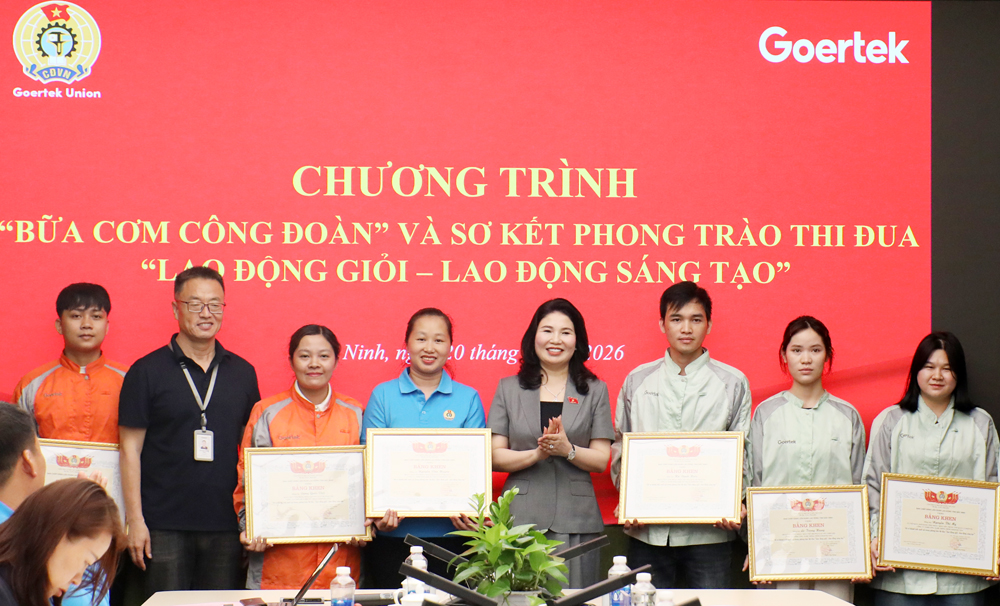 Đồng chí Trần Thị Vân và lãnh đạo doanh nghiệp trao Bằng khen của Liên đoàn Lao động tỉnh cho cá nhân tiêu biểu trong phong trào “Lao động giỏi - Lao động sáng tạo”. Đồng chí Trần Thị Vân và lãnh đạo doanh nghiệp trao Bằng khen của Liên đoàn Lao động tỉnh cho cá nhân tiêu biểu trong phong trào “Lao động giỏi - Lao động sáng tạo”.