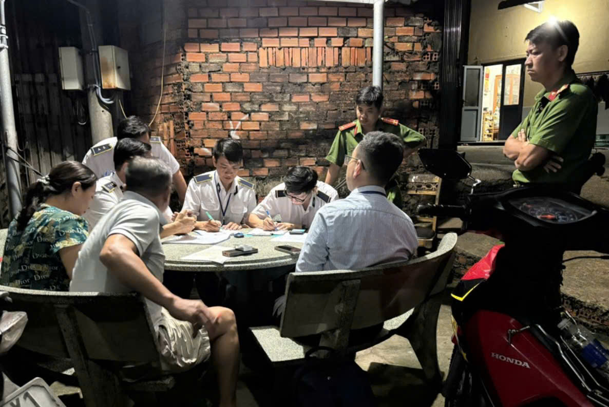 Lực lượng chức năng phát hiện cơ sở giết mổ gia cầm trái phép tại TP.HCM. Lực lượng chức năng phát hiện cơ sở giết mổ gia cầm trái phép tại TP.HCM.