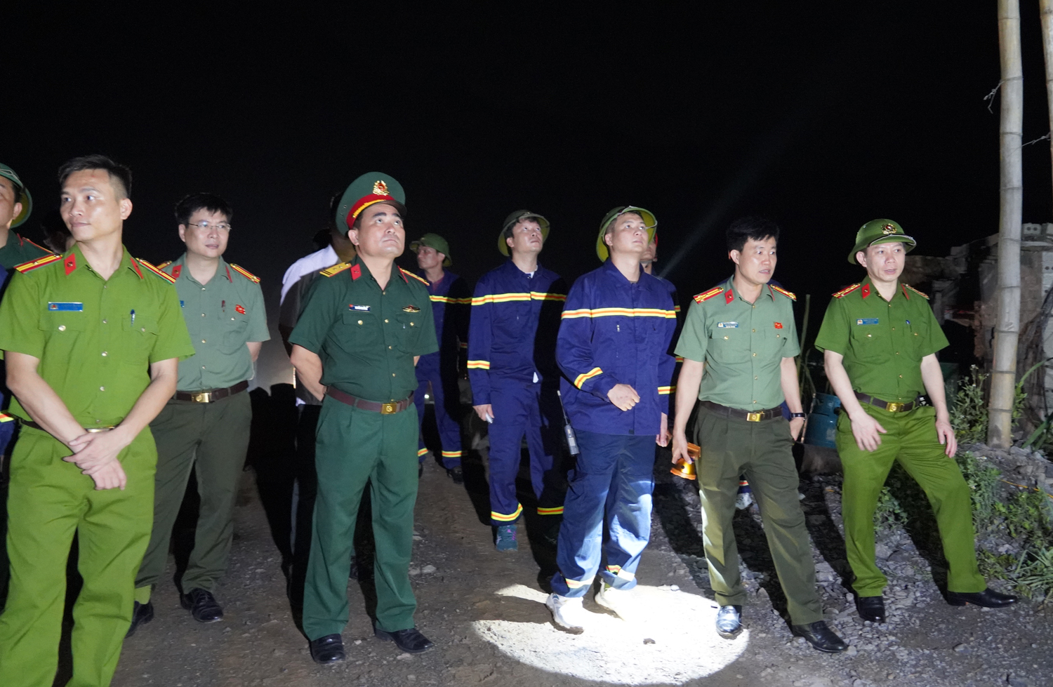 Các lực lượng tham gia cứu nạn, cứu hộ tại hiện trường Các lực lượng tham gia cứu nạn, cứu hộ tại hiện trường