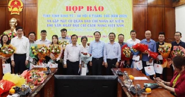Thời gian qua, hoạt động báo chí luôn được UBND tỉnh Bình Định, Gia Lai quan tâm. Trong ảnh: Quang cảnh buổi Họp báo Tình hình KT-XH và gặp mặt báo chí nhân kỷ niệm 100 năm Ngày Báo chí Cách mạng Việt Nam. Ảnh: Viết Hiền Thời gian qua, hoạt động báo chí luôn được UBND tỉnh Bình Định, Gia Lai quan tâm. Trong ảnh: Quang cảnh buổi Họp báo Tình hình KT-XH và gặp mặt báo chí nhân kỷ niệm 100 năm Ngày Báo chí Cách mạng Việt Nam. Ảnh: Viết Hiền