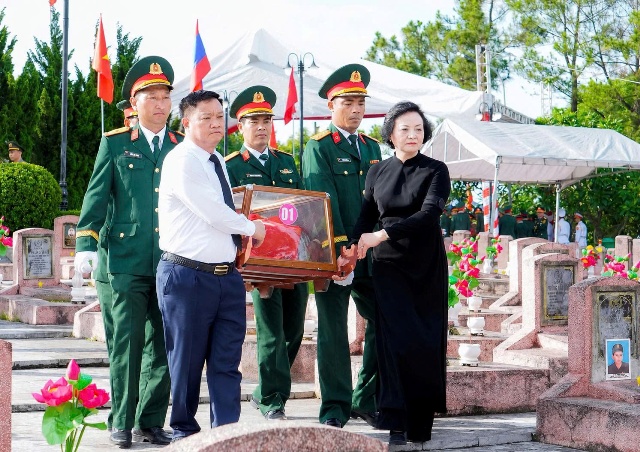 Di hài cốt các liệt sĩ đến nơi an táng. Di hài cốt các liệt sĩ đến nơi an táng.