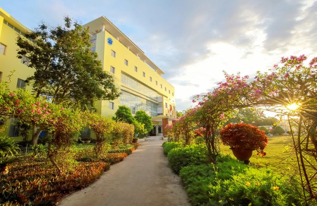 Kh&ocirc;ng gian xanh &ndash; sạch &ndash; đẹp của Khu Hiệu bộ Đại học Tr&agrave; Vinh. Ảnh: V&acirc;n Khanh