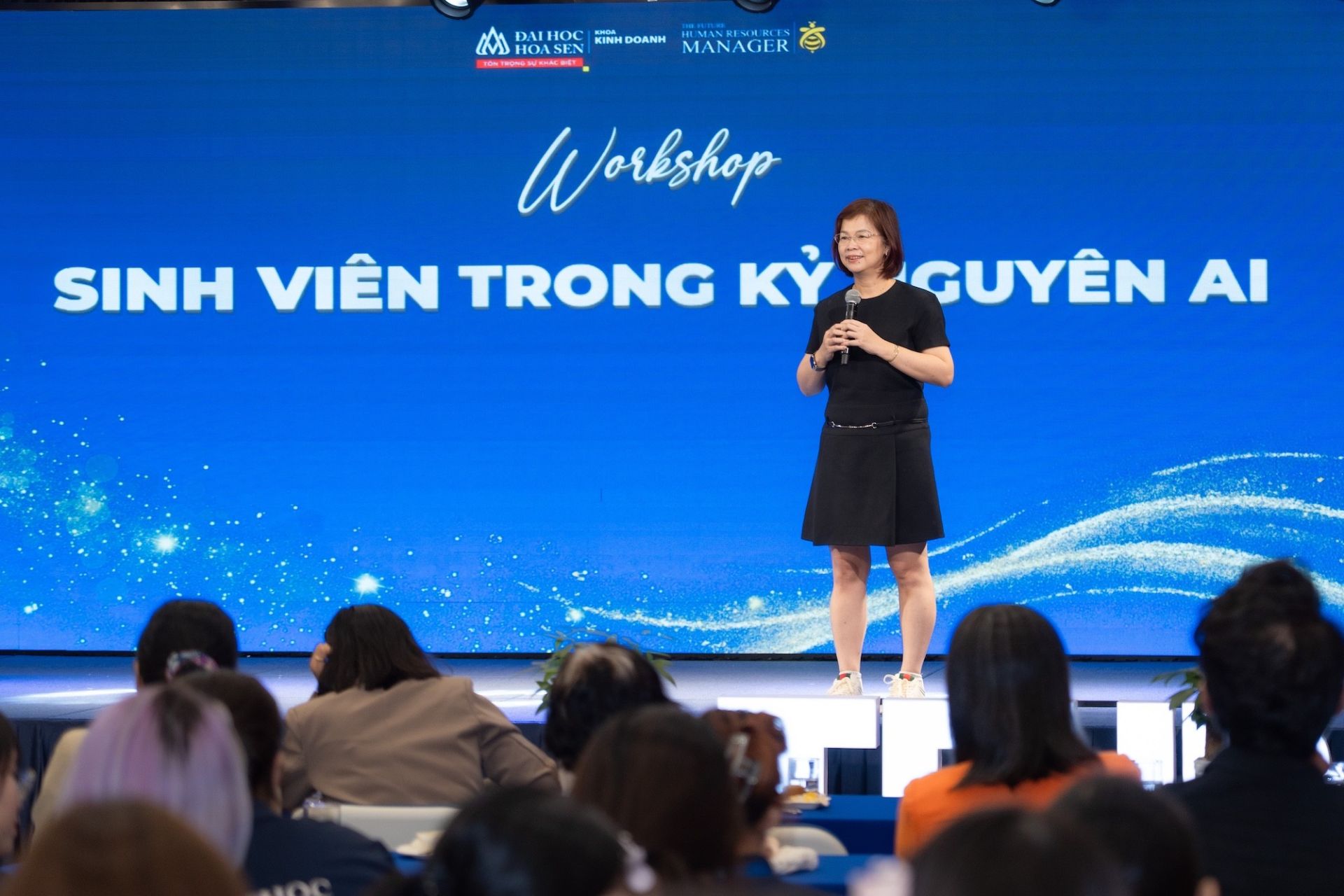 Workshop về AI trong ngành nhân sự với sự chia sẻ của bà Trần Thu Hằng - Nguyên Phó Tổng Giám đốc phụ trách nhân sự, Prudential Việt Nam, giúp sinh viên cập nhật xu hướng nghề nghiệp. Workshop về AI trong ngành nhân sự với sự chia sẻ của bà Trần Thu Hằng - Nguyên Phó Tổng Giám đốc phụ trách nhân sự, Prudential Việt Nam, giúp sinh viên cập nhật xu hướng nghề nghiệp.
