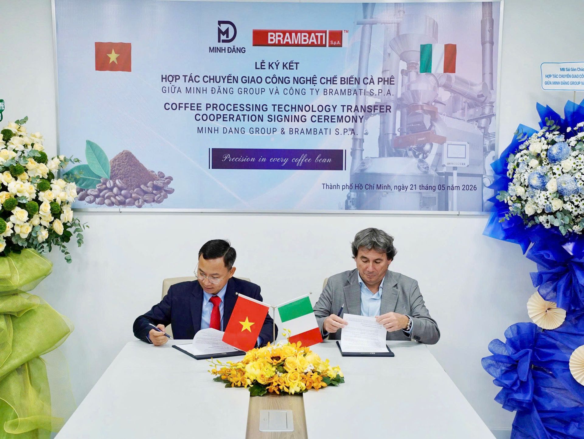 &Ocirc;ng Đ&agrave;o Đức Diễn (b&igrave;a tr&aacute;i) Tổng Gi&aacute;m đốc Minh Đăng Group v&agrave; &ocirc;ng Chủ tịch Brambati S.p.A thực hiện nghi thức k&yacute; kết Bi&ecirc;n bản ghi nhớ hợp t&aacute;c v&agrave; hợp đồng chuyển giao c&ocirc;ng nghệ chế biến c&agrave; ph&ecirc; trị gi&aacute; hơn 3,5 triệu EUR.