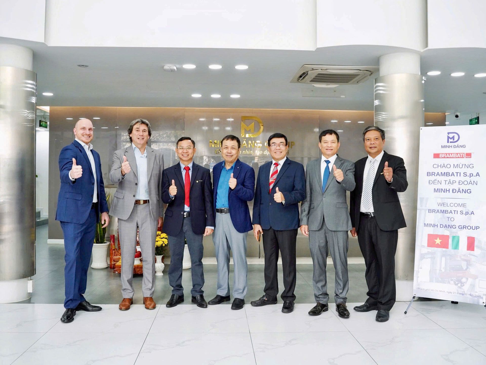 Sau lễ k&yacute; kết hợp t&aacute;c chuyển giao c&ocirc;ng nghệ chế biến c&agrave; ph&ecirc; c&aacute;c đại biểu c&ugrave;ng chụp ảnh lưu niệm.
