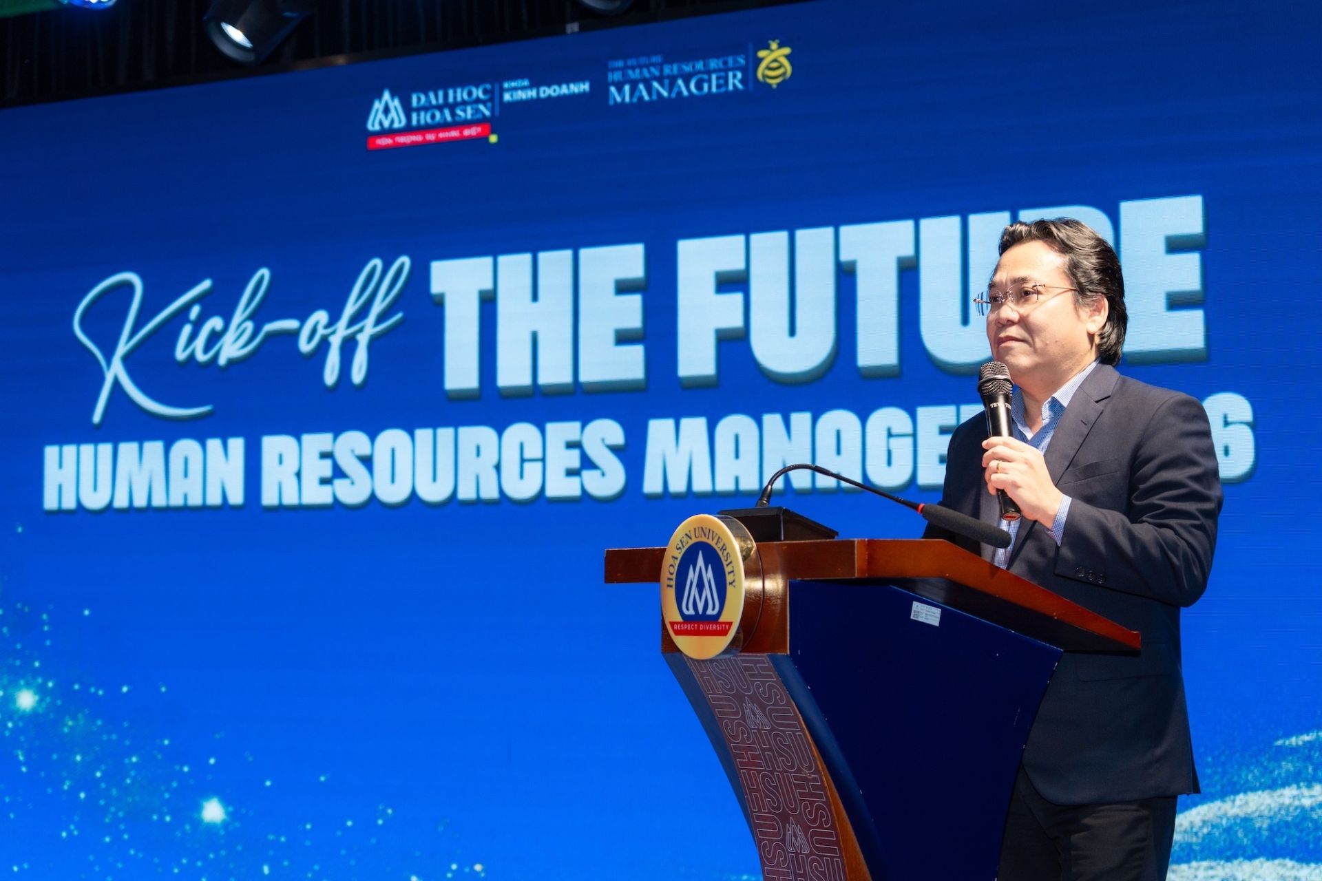 PGS.TS Nguyễn Hữu Huy Nhựt - Hiệu trưởng Đại học Hoa Sen nhắn nhủ với các thí sinh của cuộc thi. PGS.TS Nguyễn Hữu Huy Nhựt - Hiệu trưởng Đại học Hoa Sen nhắn nhủ với các thí sinh của cuộc thi.