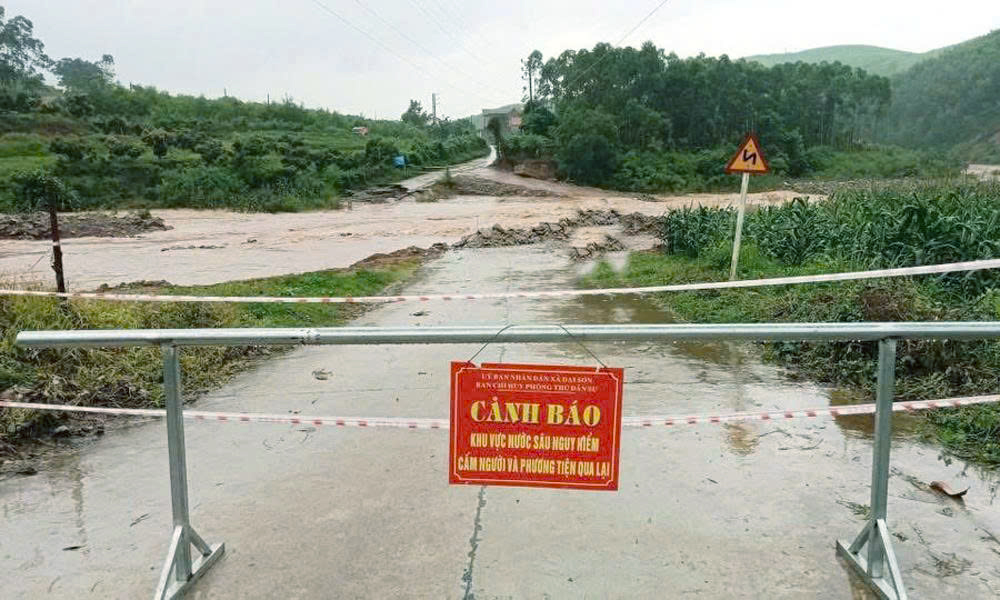 Xã Đại Sơn đặt biển cảnh báo khu vực nguy hiểm do lũ dâng cao. Xã Đại Sơn đặt biển cảnh báo khu vực nguy hiểm do lũ dâng cao.