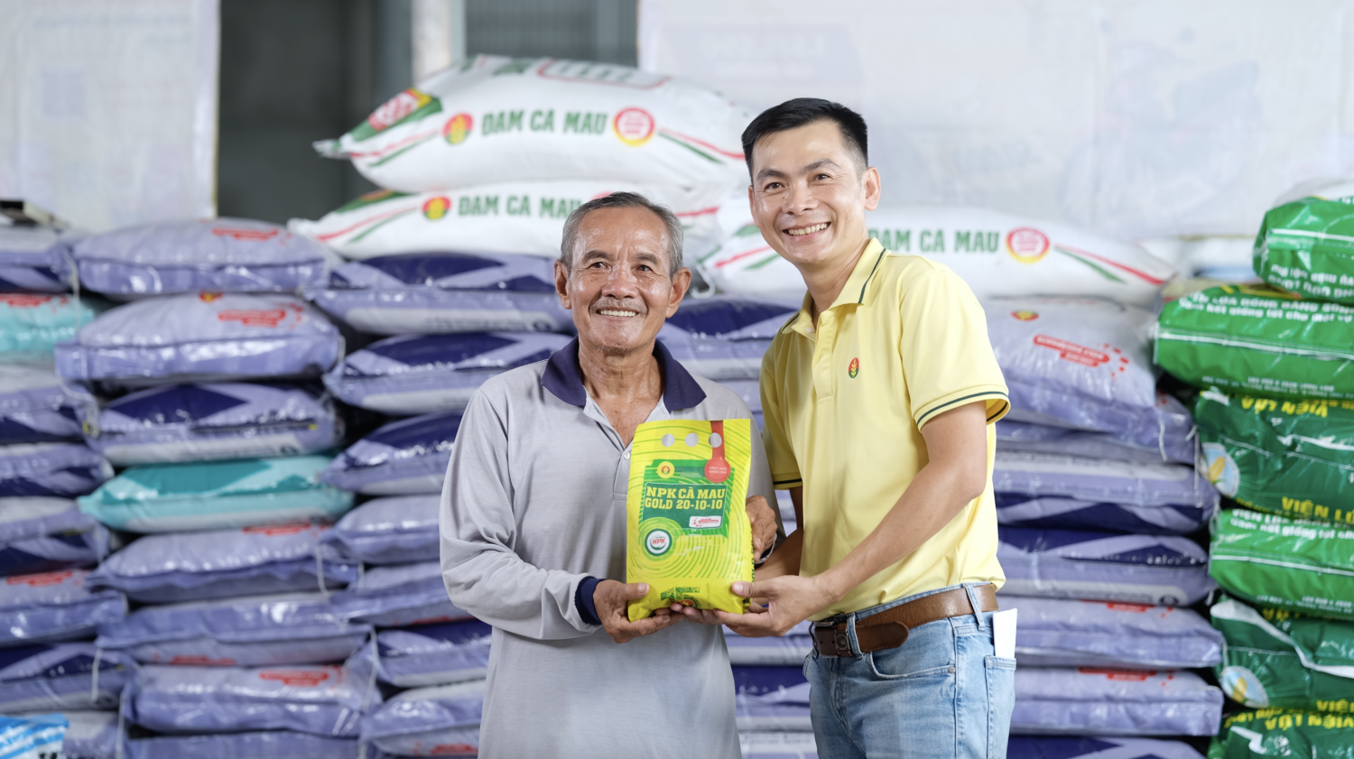 Bà con nhận túi NPK Cà Mau Gold 20-10-10 trong chương trình “Hỗ trợ nhà nông vượt khó” Bà con nhận túi NPK Cà Mau Gold 20-10-10 trong chương trình “Hỗ trợ nhà nông vượt khó”