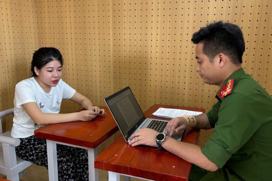 Cơ quan điều tra làm việc với đối tượng Kim Thị Linh Cơ quan điều tra làm việc với đối tượng Kim Thị Linh
