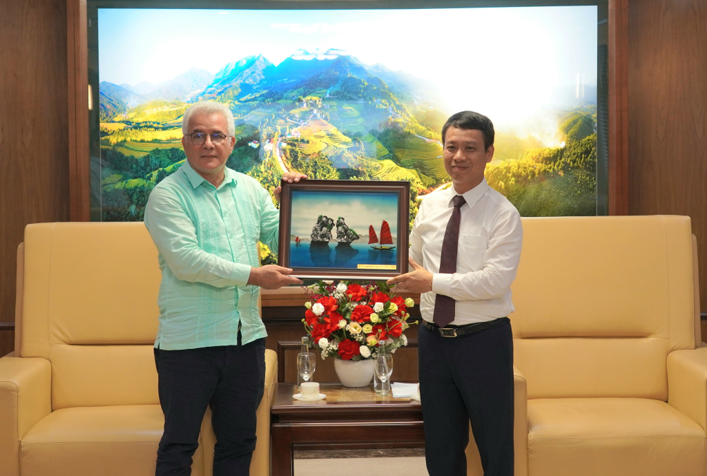 &Ocirc;ng Nguyễn Hồng Dương, Ủy vi&ecirc;n Ban Thường vụ, Trưởng Ban Tuy&ecirc;n gi&aacute;o v&agrave; D&acirc;n vận Tỉnh ủy Quảng Ninh, trao m&oacute;n qu&agrave; lưu niệm cho Tiến sĩ Rene Gonzalez Barros - Gi&aacute;m đốc Trung t&acirc;m Fidel Castro Ruz