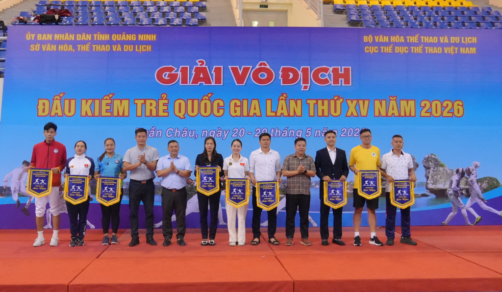 Ban Tổ chức trao cờ lưu niệm cho các đoàn tham dự giải Ban Tổ chức trao cờ lưu niệm cho các đoàn tham dự giải