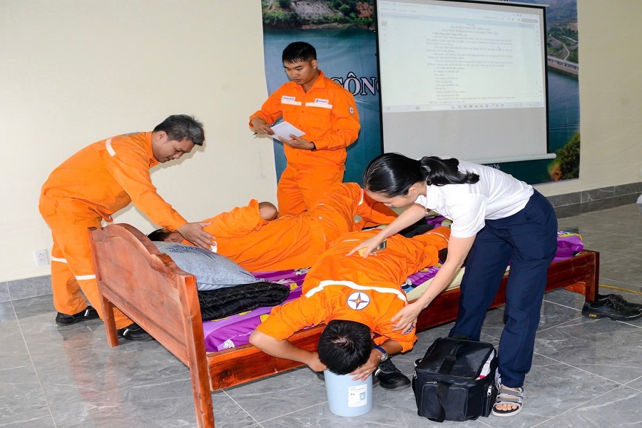Diễn tập tình huống sơ cấp cứu khi có cán bộ công nhân viên bị ngộ độc thực phẩm Diễn tập tình huống sơ cấp cứu khi có cán bộ công nhân viên bị ngộ độc thực phẩm
